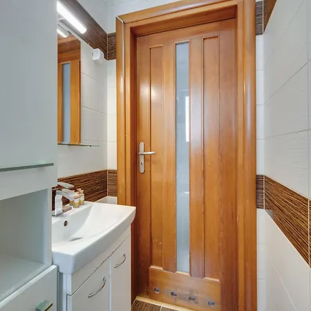 Wooden By Oneapartments Apartment *